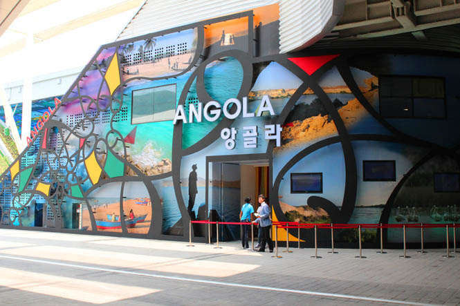 The Angola Pavilions exterior was a dimensional mash-up of colorful images taken along the countrys coastline and an undulating lattice-like metal framework that stood roughly six inches away from the wall.