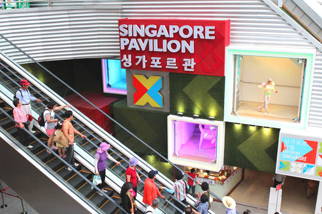 Built into the outside of the Singapore Pavilion facing a heavily trafficked path, giant room-like cubes featured dancers made up like futuristic, life-size ballerina dolls.