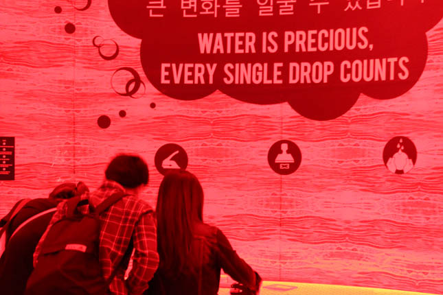 Inside the Singapore Pavilion, visitors are invited to participate in a water harvesting activity. Combining Korean paper, red ink, and visitors own handwritten notes, the activity is meant to reinforce the concept that every drop of water counts.  