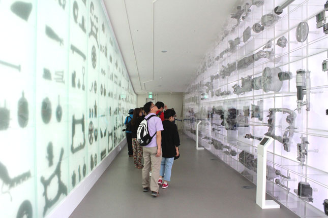 The hallway leading to Hyundais main presentation space features walls that show off various auto parts as if theyre priceless artifacts displayed in a futuristic museum.