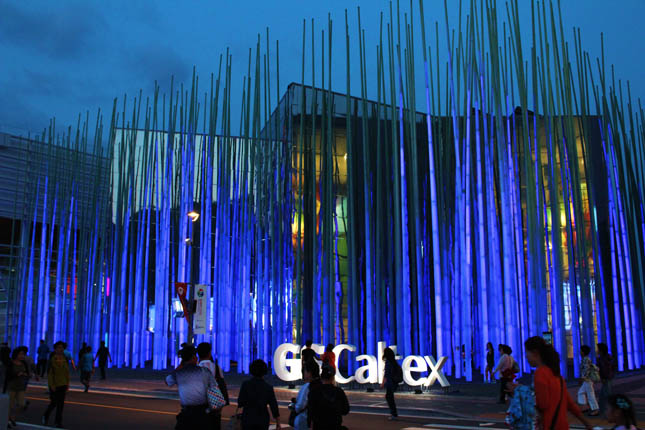 Made of Fiberglas, the stalks that comprise the exterior of the GS Caltex Pavilion sway in the wind. At night, they light up in shades of amber, turquoise, carmine, and lavender.