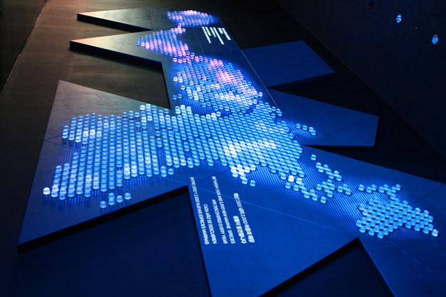 A world map inside the Spain Pavilion used LEDs and projection techniques to overlay various data points on the ever-changing installation.