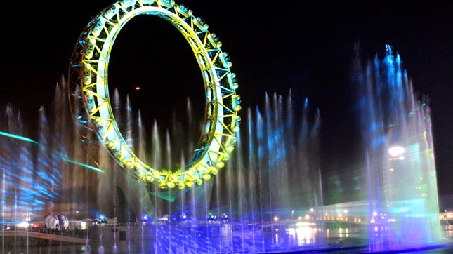 The Big-O finale involves a fountain show, staged by U.S.-based Wet Design. The nightly multimedia show also includes special effects such as mist, flames, lighting, and lasers.