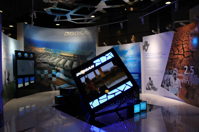 The Doosan Exhibit, inside the Ocean and Coast Best Practice Area, provided visitors an easy way to understand the process of seawater desalination. By depicting the water shortage being experienced in developing nations, and proposing desalination as a solution, Doosan positioned itself as a frontrunner in the life-giving technology of treating seawater for human consumption.